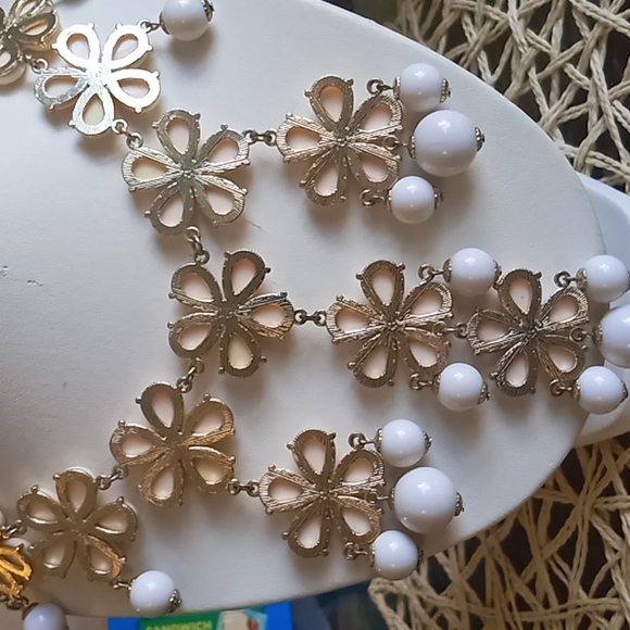 Cream and white statement necklace - Picture 5 of 5